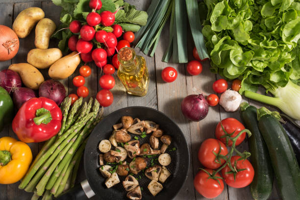 légumes et champignons sautés - nachhaltig photos et images de collection