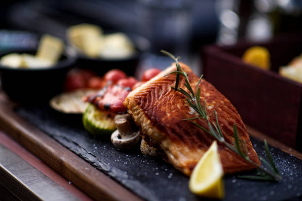 filete de salmón con verduras - food dinner prepared fish gourmet fotografías e imágenes de stock