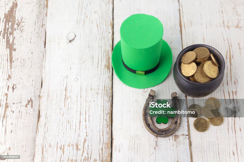 Happy St Patricks Day Kobold Hut mit Goldmünzen und Glücksbringer auf Vintage-Stil weiß Holz Hintergrund. Ansicht von oben - Lizenzfrei Alt Stock-Foto