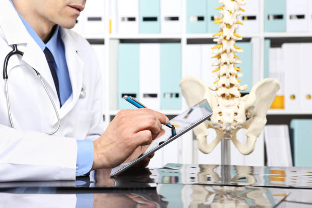 médico radiologista com tablet digital verificando xray, saúde, medicina e radiologia conceito - human spine human vertebra disk spinal - fotografias e filmes do acervo