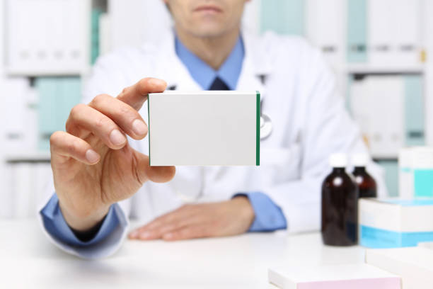 ręka lekarza przedstawiająca skrzynki z lekami w usłudze office desktop. opieka zdrowotna, medycyna i apteka concept. - pill box pill box medicine zdjęcia i obrazy z banku zdjęć