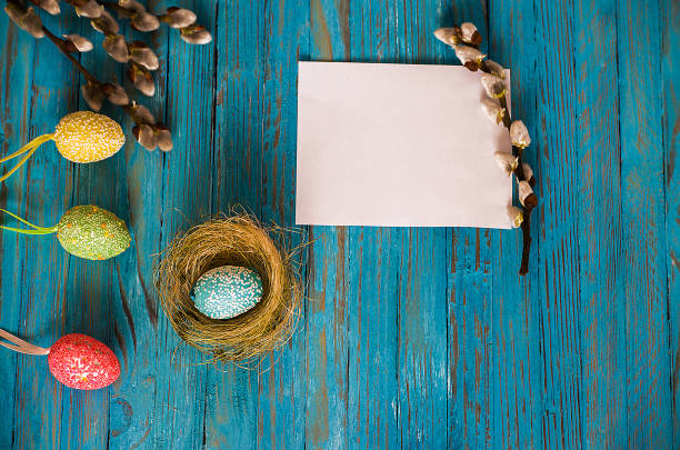 ramo di salice bouquet e uova di pasqua su un tavolo di legno - star tulip foto e immagini stock