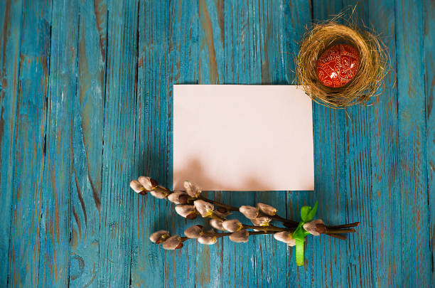 ramo di salice bouquet e uova di pasqua su un tavolo di legno - star tulip foto e immagini stock