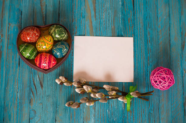 ramo di salice bouquet e uova di pasqua su un tavolo di legno - star tulip foto e immagini stock