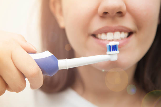 primo piano del giovane donna, lavarsi i denti - healthy lifestyle human teeth adult brushing foto e immagini stock