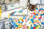 geld-und-pillen-pillen-in-verschiedenen-farben-auf-geld-medizin-konzept.jpg?b=1&s=170x170&k=20&c=DcFXSO87rs1XhWbUwL1LXTtfkFYTmAd9UxUs8OM55dA=