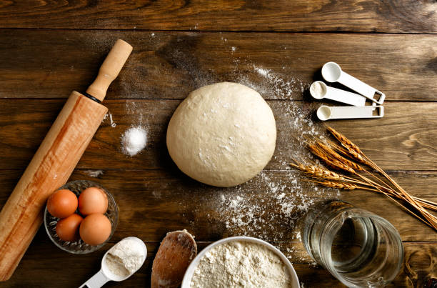 panadería artesanal: masa fabricación de ingredientes y utensilios - bread dough fotografías e imágenes de stock