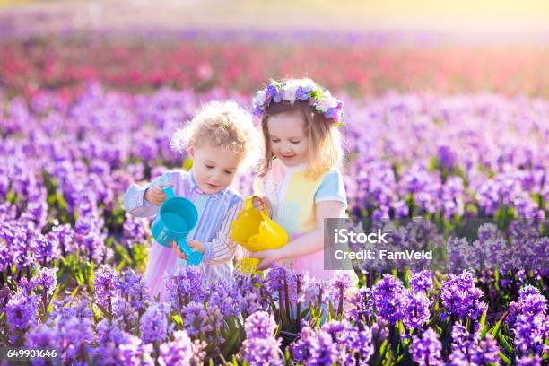 Kinder Pflanzen Und Blumen Im Frühlingsgarten Stockfoto und mehr Bilder von Agrarbetrieb - Agrarbetrieb, Arbeiten, Ausrüstung und Geräte