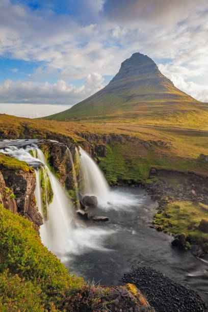 montaje kirkjufell y kirkjufellfoss - snaefellsnes fotografías e imágenes de stock