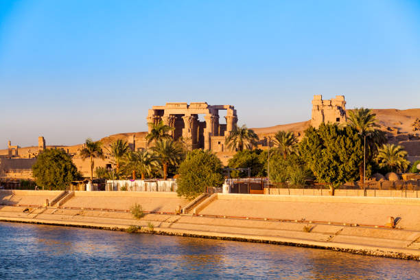 templo de kom ombo, egito. templo ao pôr do sol no rio nilo, no egito - egyptian culture hieroglyphics travel monument - fotografias e filmes do acervo