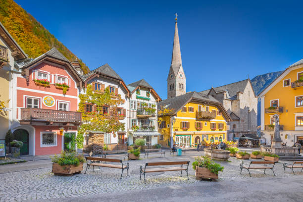 ハルシュタットの歴史的な町の広場、ザルツカンメルグート州、オーストリア - オーストリア ストックフォトと画像