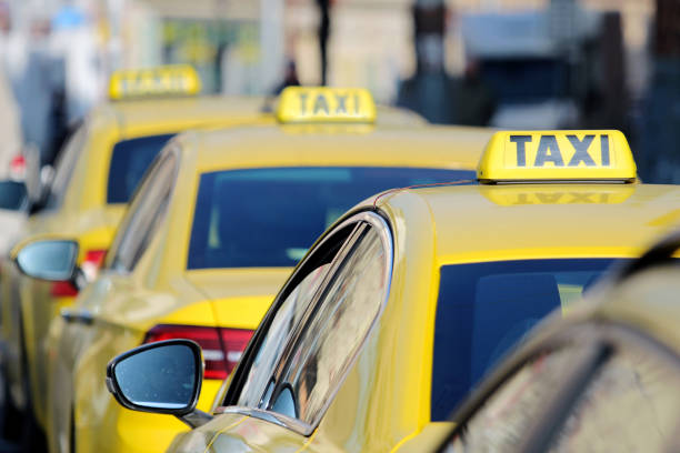 detail des gelbes taxi autos auf der straße - taxi stock-fotos und bilder