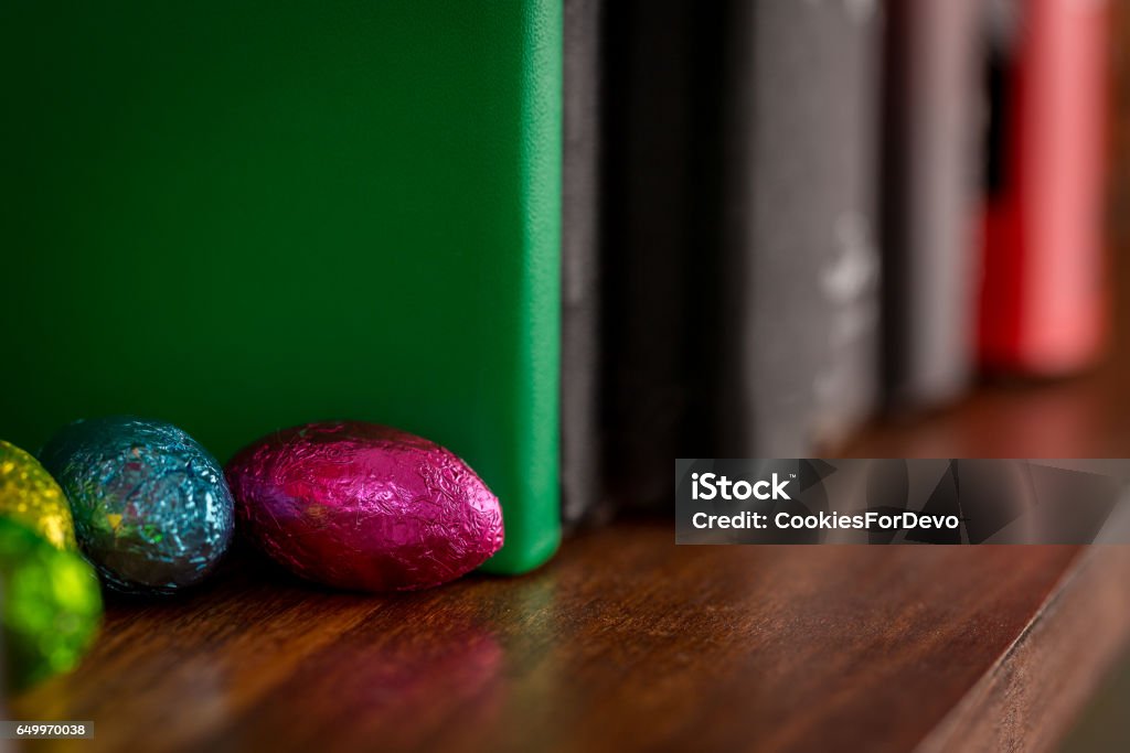 Chocolats de Pâques cachés sur l’étagère de livre - Photo de Pâques libre de droits
