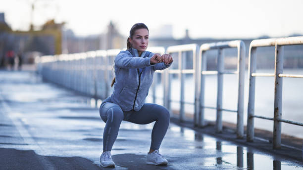 junge frau outdoor-sportarten - athlete push ups muscular build female stock-fotos und bilder