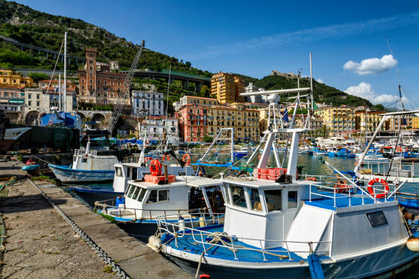 industria della pesca italiana. immagine scattata in un porto. ambienti di pesca. salerno, italia. - salerno foto e immagini stock