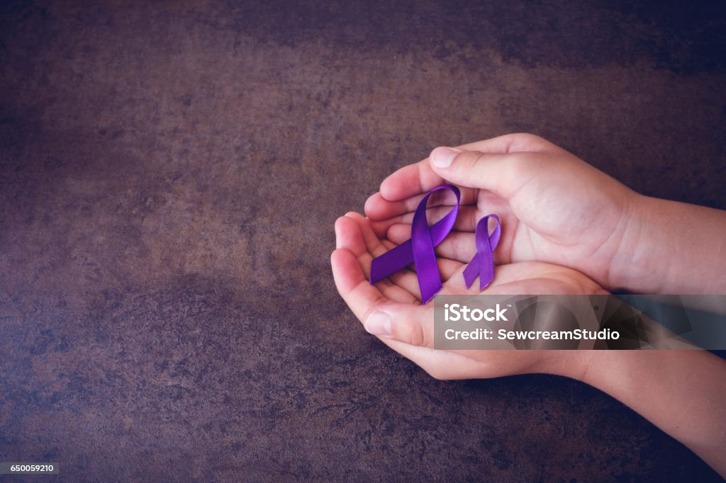 les mains tenant des rubans pourpres, tonification sensibilisation du lymphome de Hodgkin, un cancer du pancréas, copie espace fond, sensibilisation à l’épilepsie, maladie d’Alzheimer - Photo de Ruban - Mercerie libre de droits