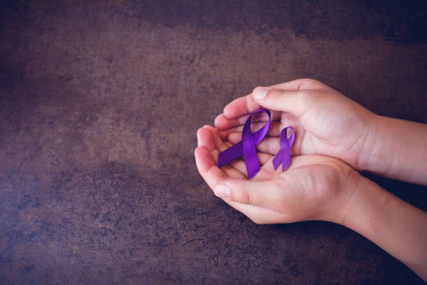 as mãos segurando as fitas roxas, tonificação cópia espaço fundo, doença de alzheimer, câncer pancreático, consciência de epilepsia, conscientização de linfoma de hodgkin - paratuberculose doença - fotografias e filmes do acervo