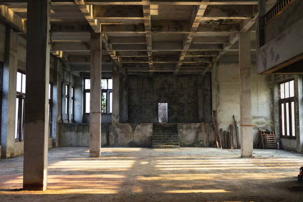 innenraum eines alten verlassenen gebäude  - alte fabrik stock-fotos und bilder