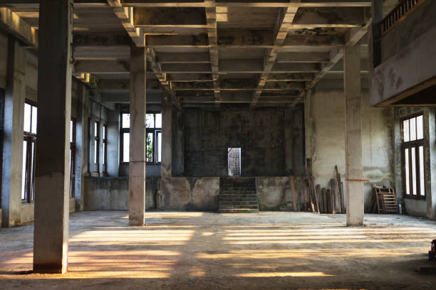 wnętrze starej opuszczony budynek - abandoned factory warehouse dark zdjęcia i obrazy z banku zdjęć