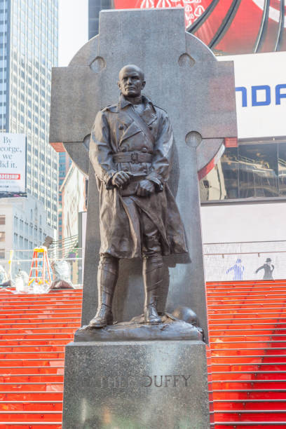 new york city, usa- 20 maggio 2014. statua di padre francis d. duffy a time square, new york, usa. - duffy foto e immagini stock