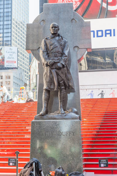 new york city, usa- 20 maggio 2014. statua di padre francis d. duffy a time square, new york, usa. - duffy foto e immagini stock