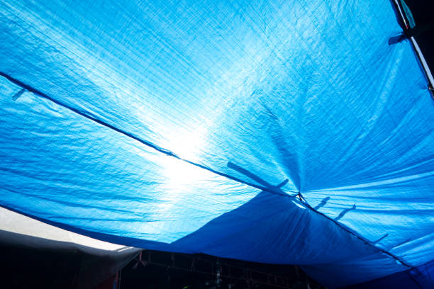 altes, blaues schattiernetz mit sonnenlicht in outdoor-markt-textur und hintergrund. - shade sail awning textile stock-fotos und bilder