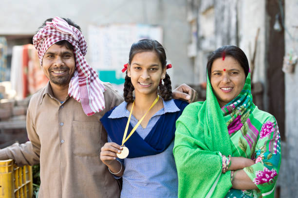 parents indiens avec médaille tenue fille - hinduism teenager female indian ethnicity photos et images de collection