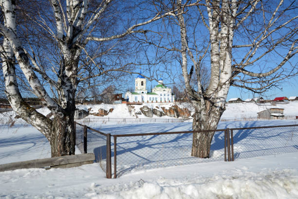 vista invernale sulla chiesa ortodossa russa di san giorgio. - siberia russia russian orthodox orthodox church foto e immagini stock