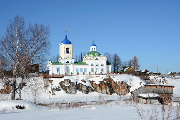 vista invernale sulla chiesa ortodossa russa di san giorgio. - siberia russia russian orthodox orthodox church foto e immagini stock