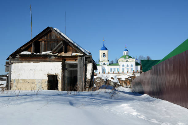 vista invernale sulla chiesa ortodossa russa di san giorgio. - siberia russia russian orthodox orthodox church foto e immagini stock