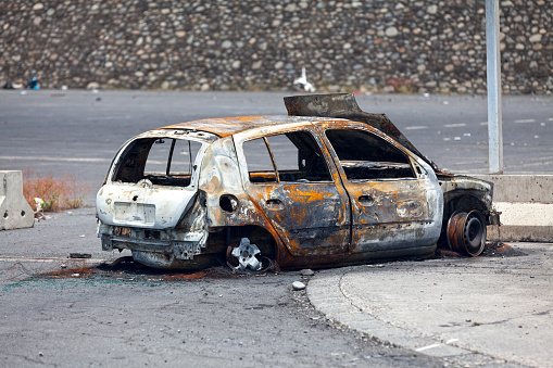 Another car is destroyed in an arson attack outside the Port Réunion Ouest.