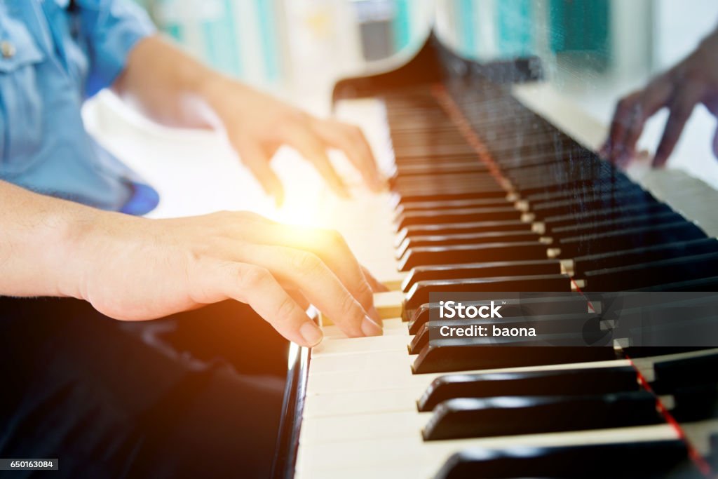 Spielt Klavier - Lizenzfrei Klaviertaste Stock-Foto