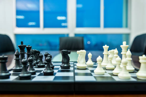 ビジネス戦略 - chess board room business strategy ストックフォトと画像