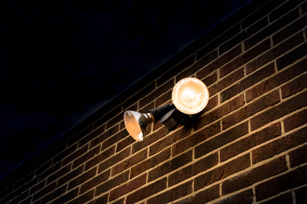 flood light on external brick wall nighttime look up - 5105 imagens e fotografias de stock