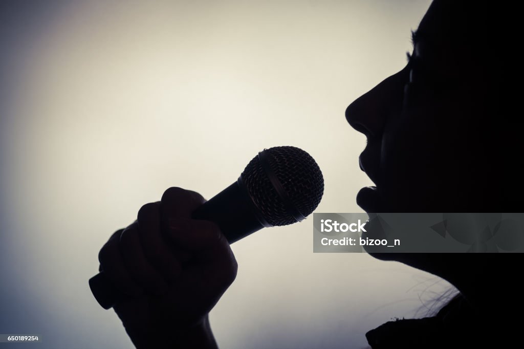 Femme et d'un microphone - Photo de Chanteur libre de droits
