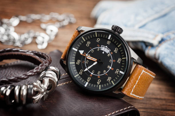 montre de style militaire - watch wristwatch clock hand leather photos et images de collection