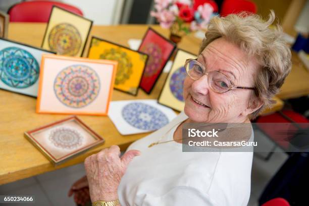 Mujer Senior Activa Mostrando Hecho A Mano Artesanía En El Centro De Comunidad Foto de stock y más banco de imágenes de Artesanía