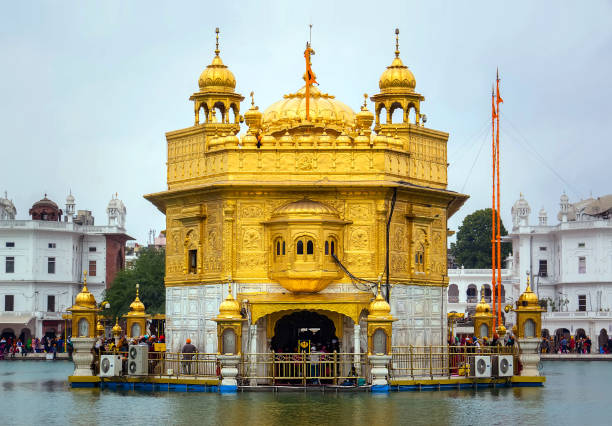 золотой дворец в амритсаре - golden temple стоковые фото и изображения