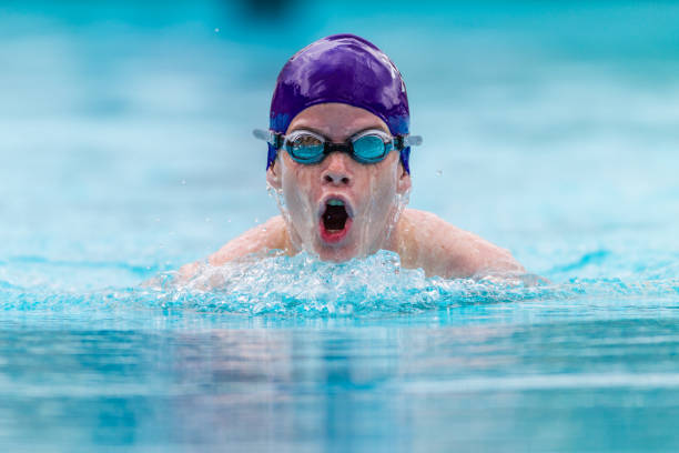 natación race boy gafas gorra de frente - braza fotografías e imágenes de stock