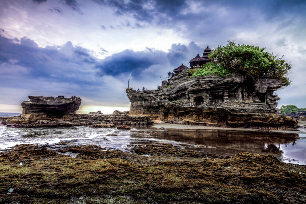 tempio di tanah lot a bali indonesia - bali temple landscape seascape foto e immagini stock