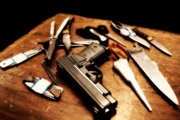 armas de gansters del arma, cuchilla y tijeras - cuchillo arma fotografías e imágenes de stock