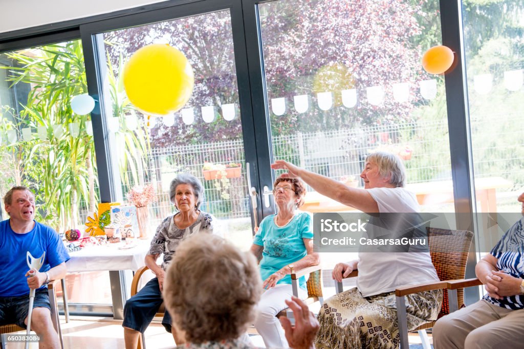 Senioren tun Entspannungsübungen In der Tagesstätte für ältere Menschen - Lizenzfrei Alter Erwachsener Stock-Foto