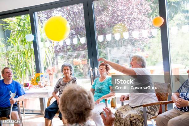 Senioren Tun Entspannungsübungen In Der Tagesstätte Für Ältere Menschen Stockfoto und mehr Bilder von Alter Erwachsener