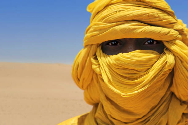 tuareg amarelo na sobremesa de timbuktu - tuareg - fotografias e filmes do acervo