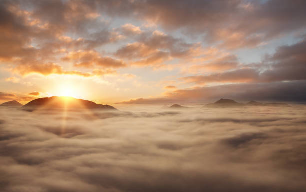 tramonto sopra le nuvole - cloud cloudscape sky aerial view foto e immagini stock