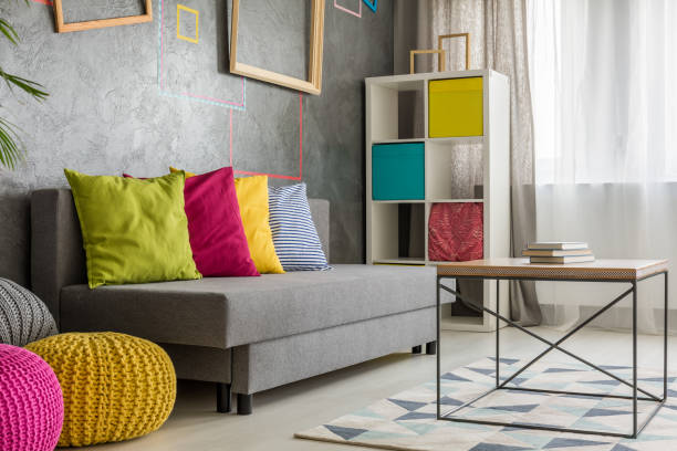 sofá cinza com almofada colorida - almofada artigo de decoração - fotografias e filmes do acervo