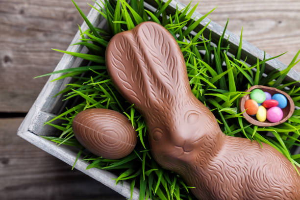 istock Traditional Easter decoration background with flowers, bunnies and eggs 650560456