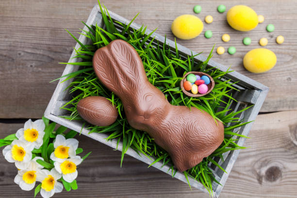 istock Traditional Easter decoration background with flowers, bunnies and eggs 650576180
