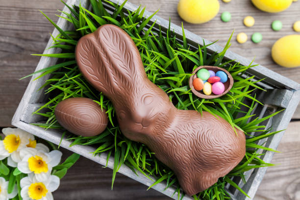 istock Traditional Easter decoration background with flowers, bunnies and eggs 650576758