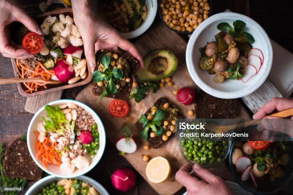 Comer otra ensalada y aperitivo en vista superior de la mesa de madera - Foto de stock de Comida vegetariana libre de derechos